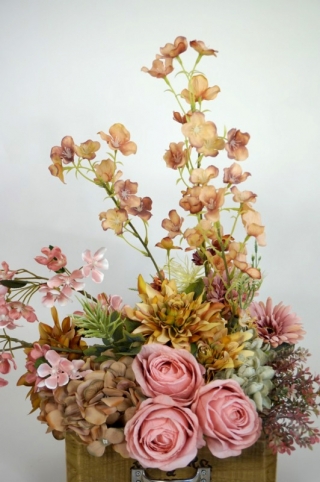 323315a-Aranjament-din-flori-artificiale